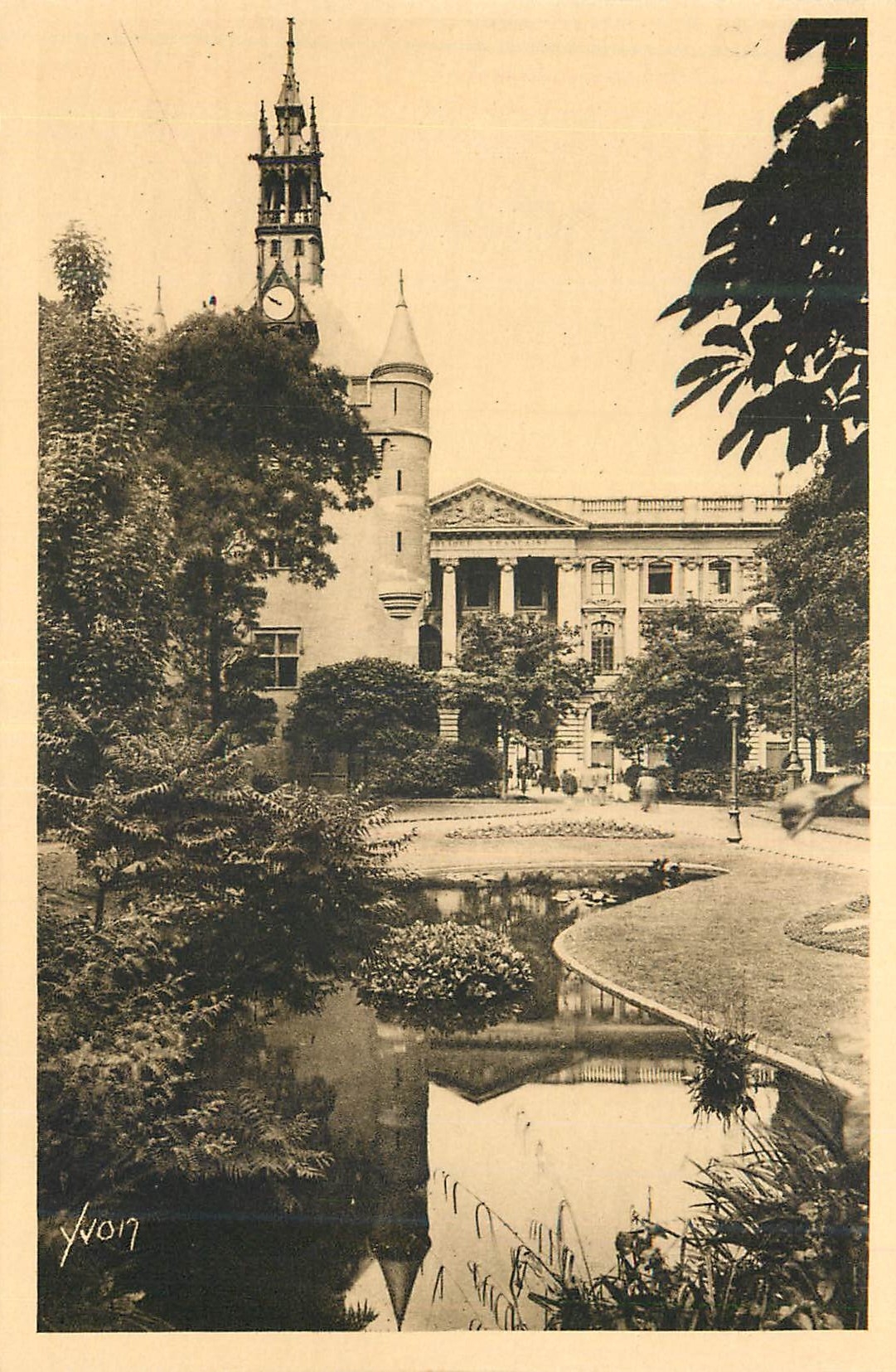 CPA Douce France Toulouse (Hte Garonne) Le Donjon du Capitole et Le Square