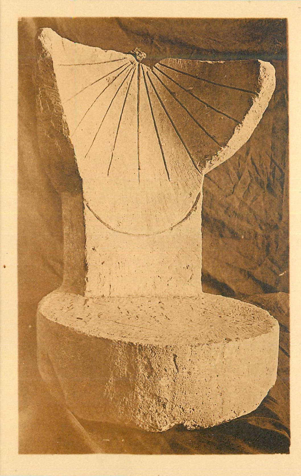 CPA Musee de Comminges Cadran Solaire du Forum Romain (Calcaire Blanc)