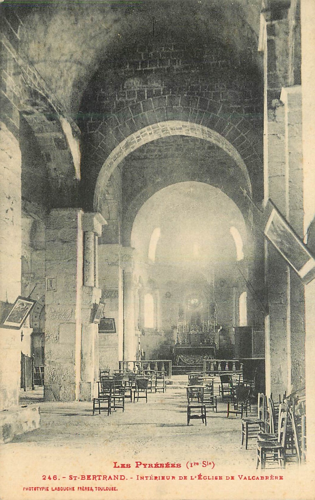 CPA Les Pyrenees St Bertrand Interieur de l'Eglise de Valcaspere