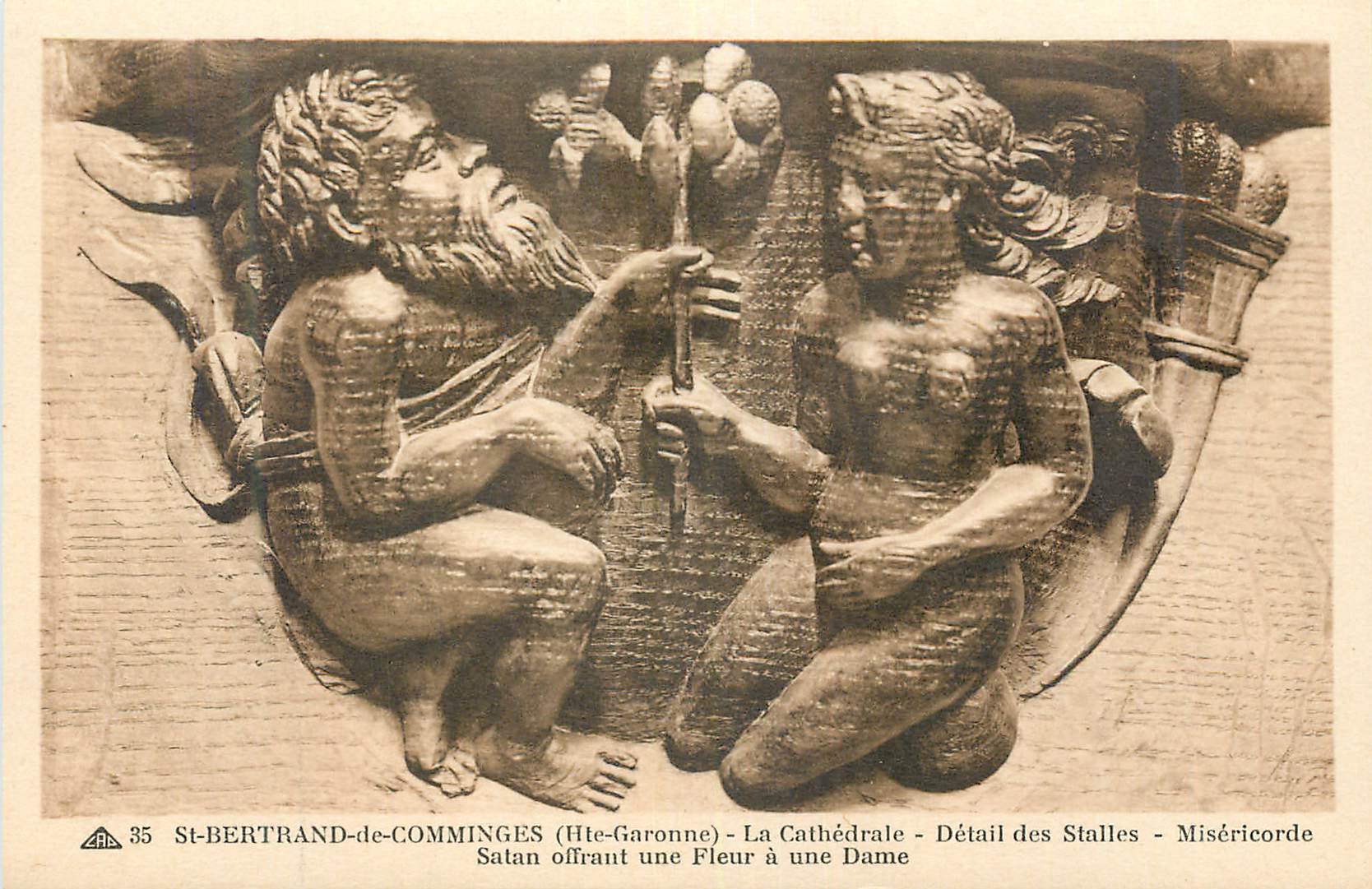 CPA Saint Bertrand de Comminges (Hte Garonne) La Cathedrale Detail des Stalles Satant Offran une Fleur a une Dame