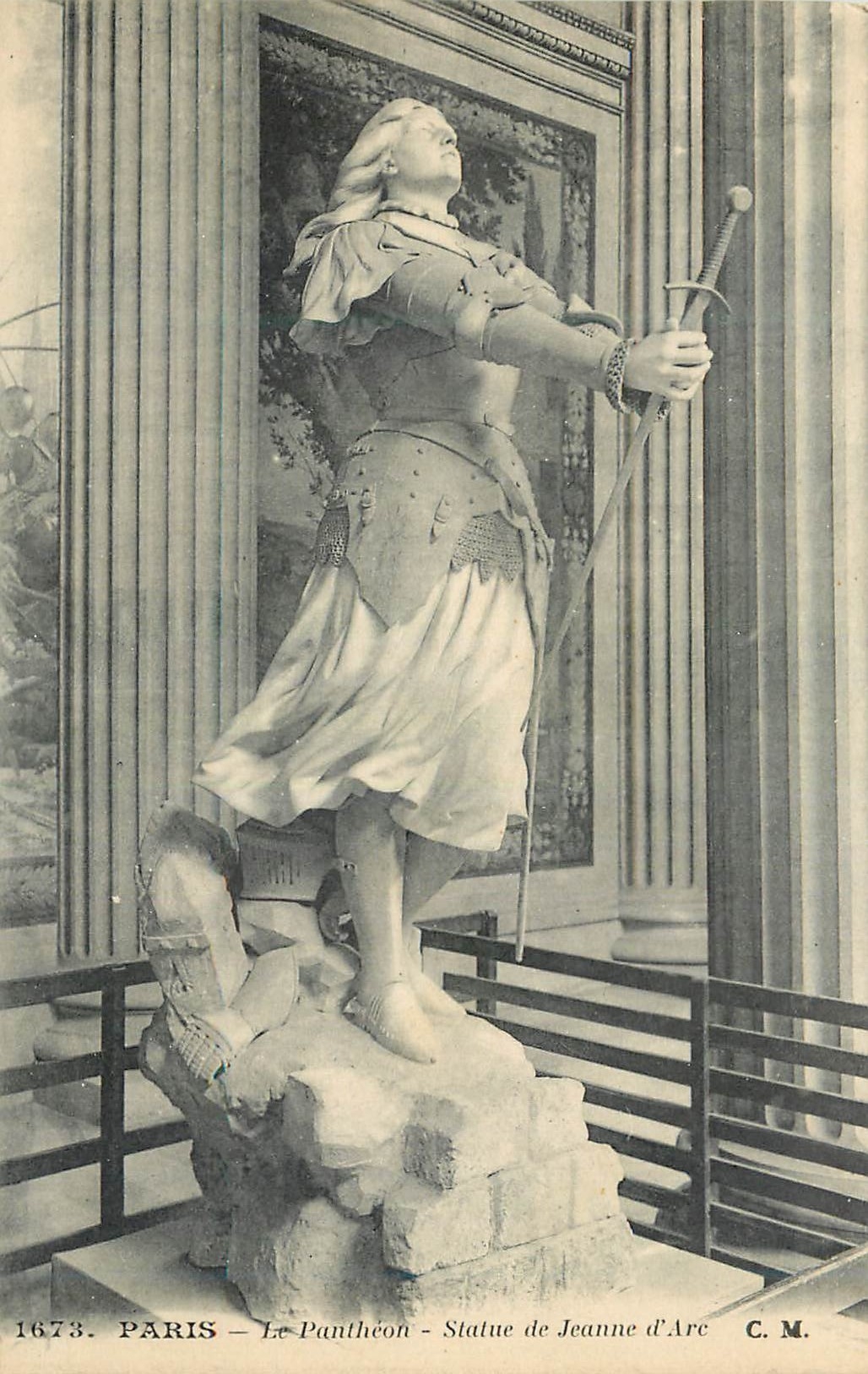 CPA Paris le Pantheon Statue de Jeanne d'Arc