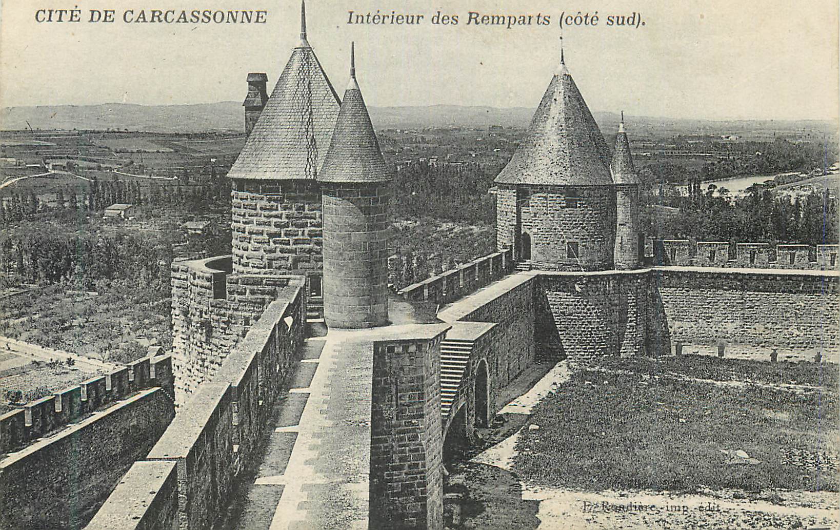 CPA Le cite de Carcassonne Interieur des Remparts (Cote sud)