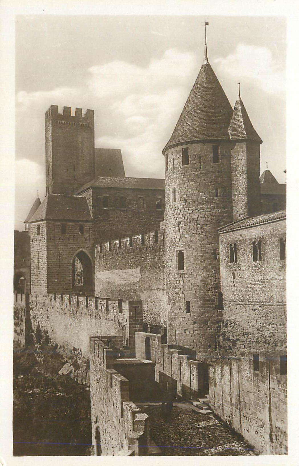 Carcassonne (Cité) — Le Pont Pinte, Défense extérieure du Château — Éditeur LL, n°12