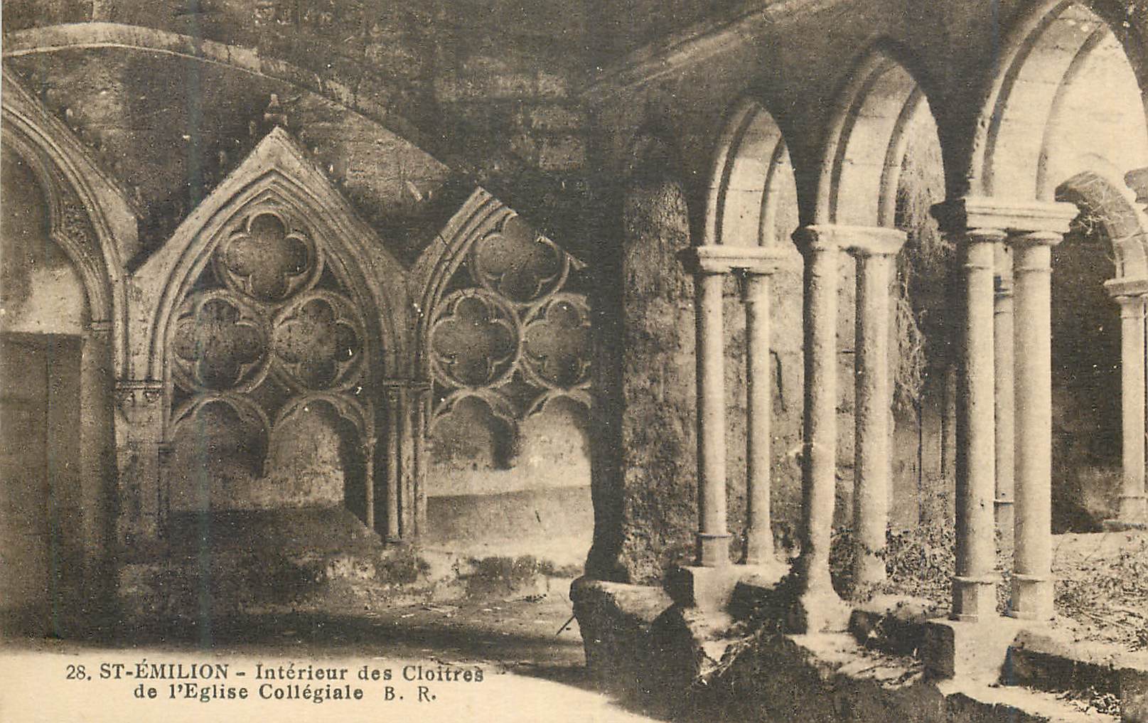 CPA St Emilion Interieur des Cloitres de l'Eglise Collegiale