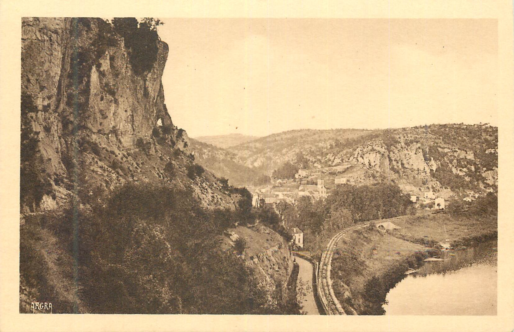 Vallée du Lot — VERS et ses Roches creusées en Canal pour conduire autrefois les eaux à Cahors — Arts Graphiques, Toulouse, n°154