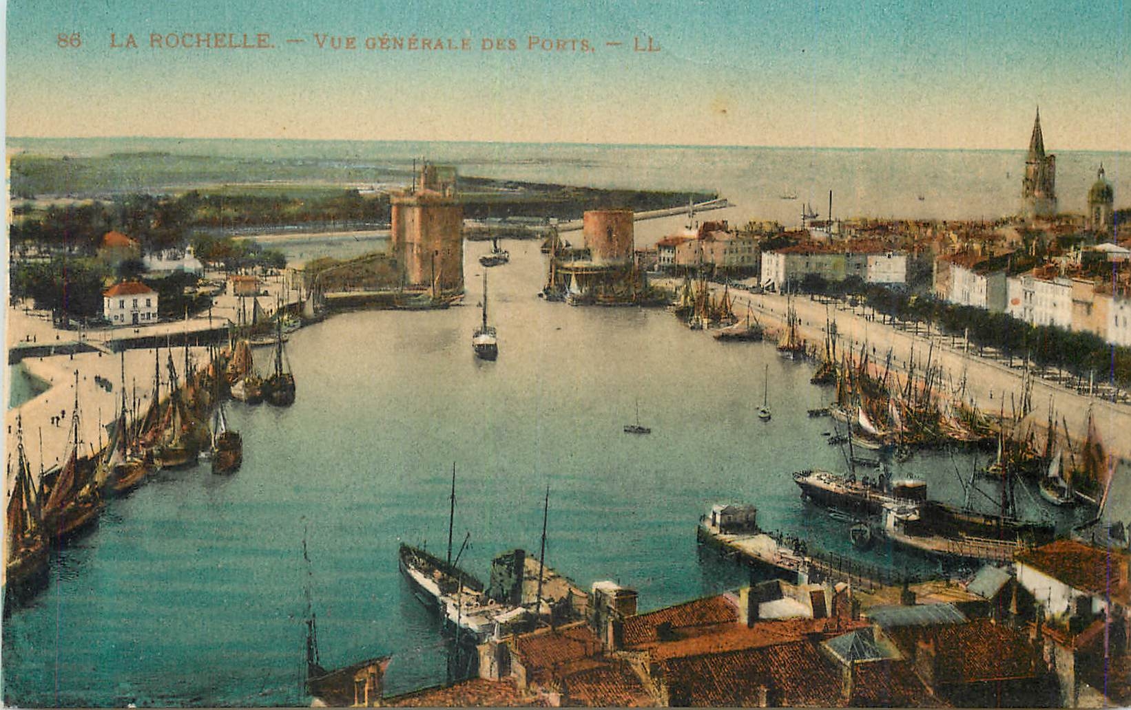 CPA La Rochelle Vue Generale des Ports Bateaux