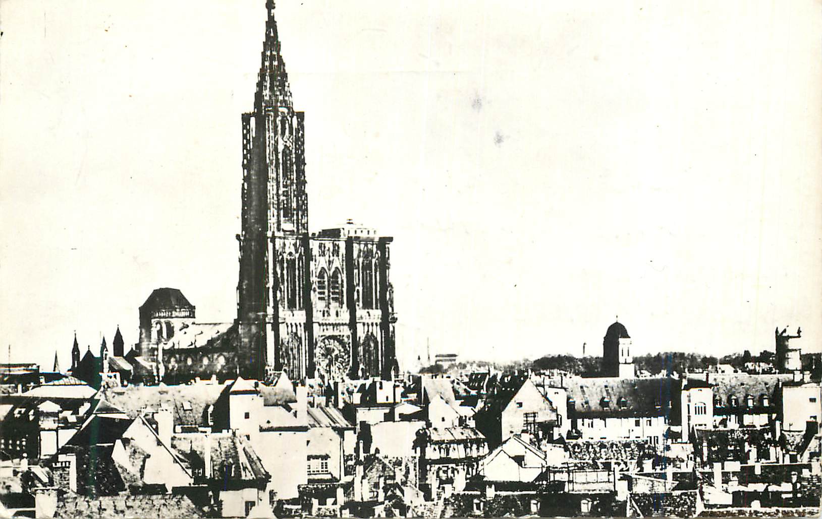 CPM Strasbourg (Bas Rhin) Vue Generale et la cathedrale
