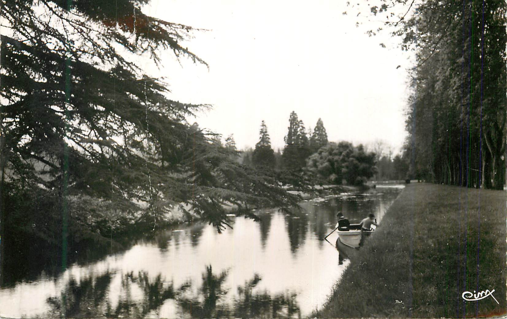 CPM Richelieu (I et L) Vue du Parc du Chateau et d'un Canal Longeant la Grande Allee