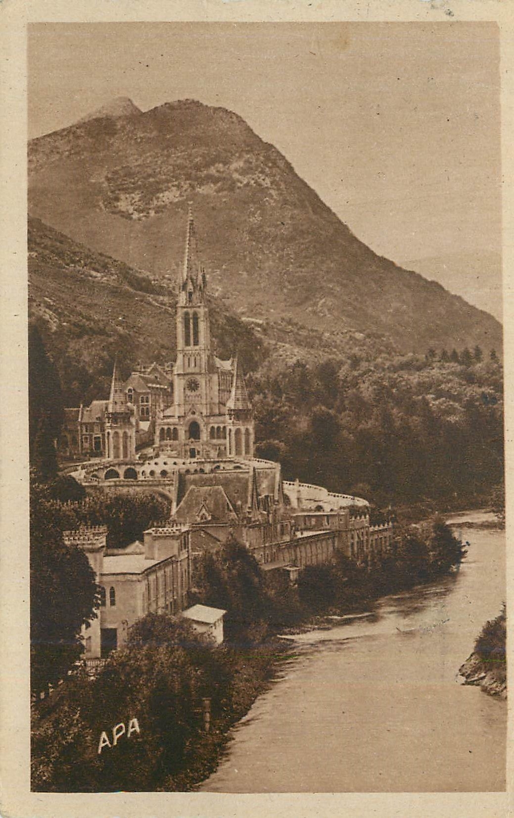 CPA Lourdes H P La Basilique et le Gave