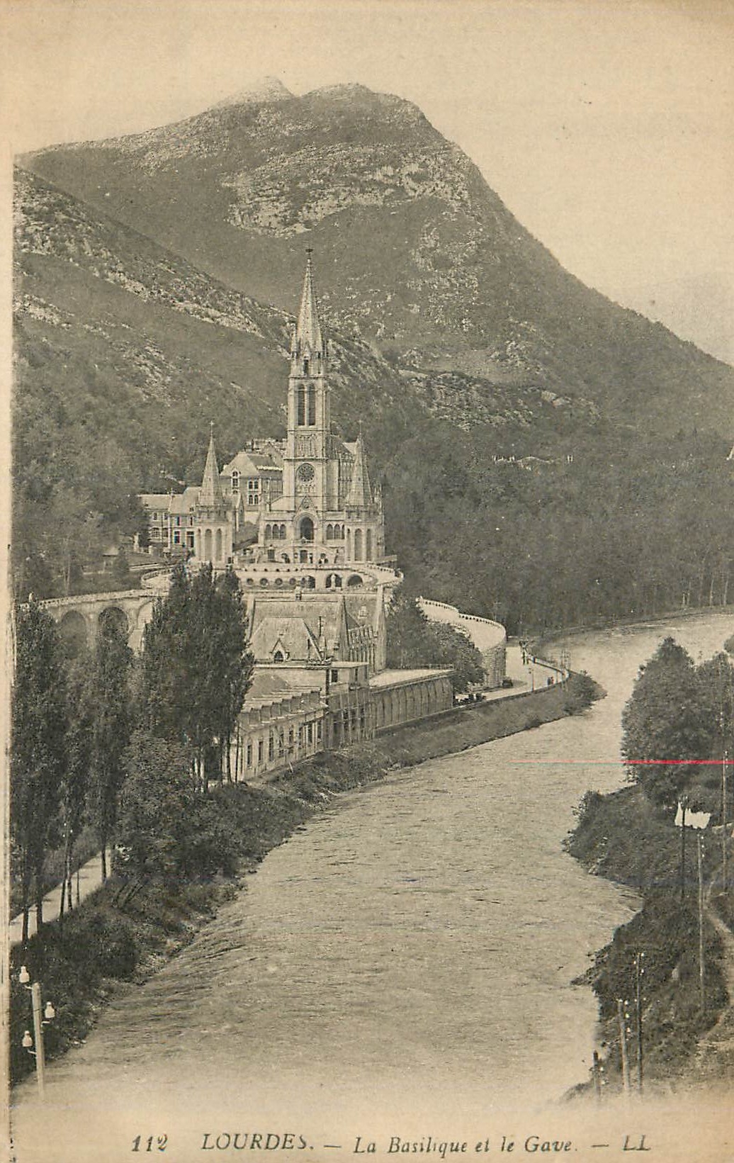 CPA Lourdes La Basilique et le Gave