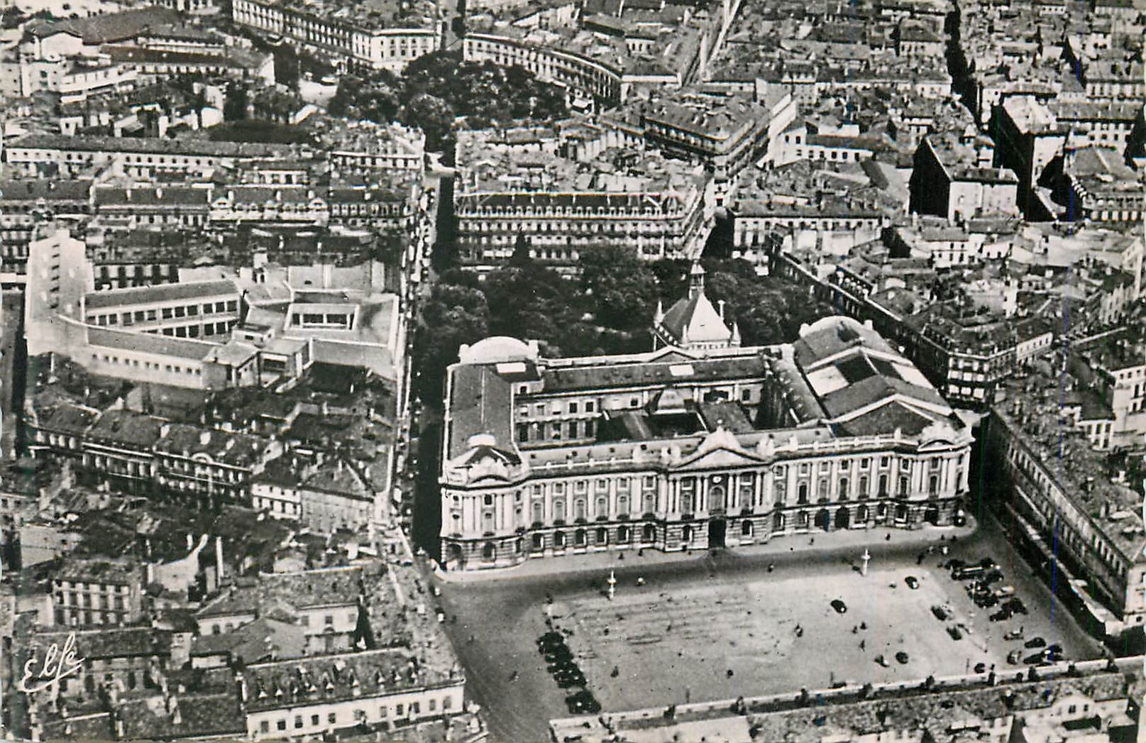 CPM Toulouse Vue Aerienne sur le Capitole Le Donjon l'Hotel des Postes et Les Square Roosevelt