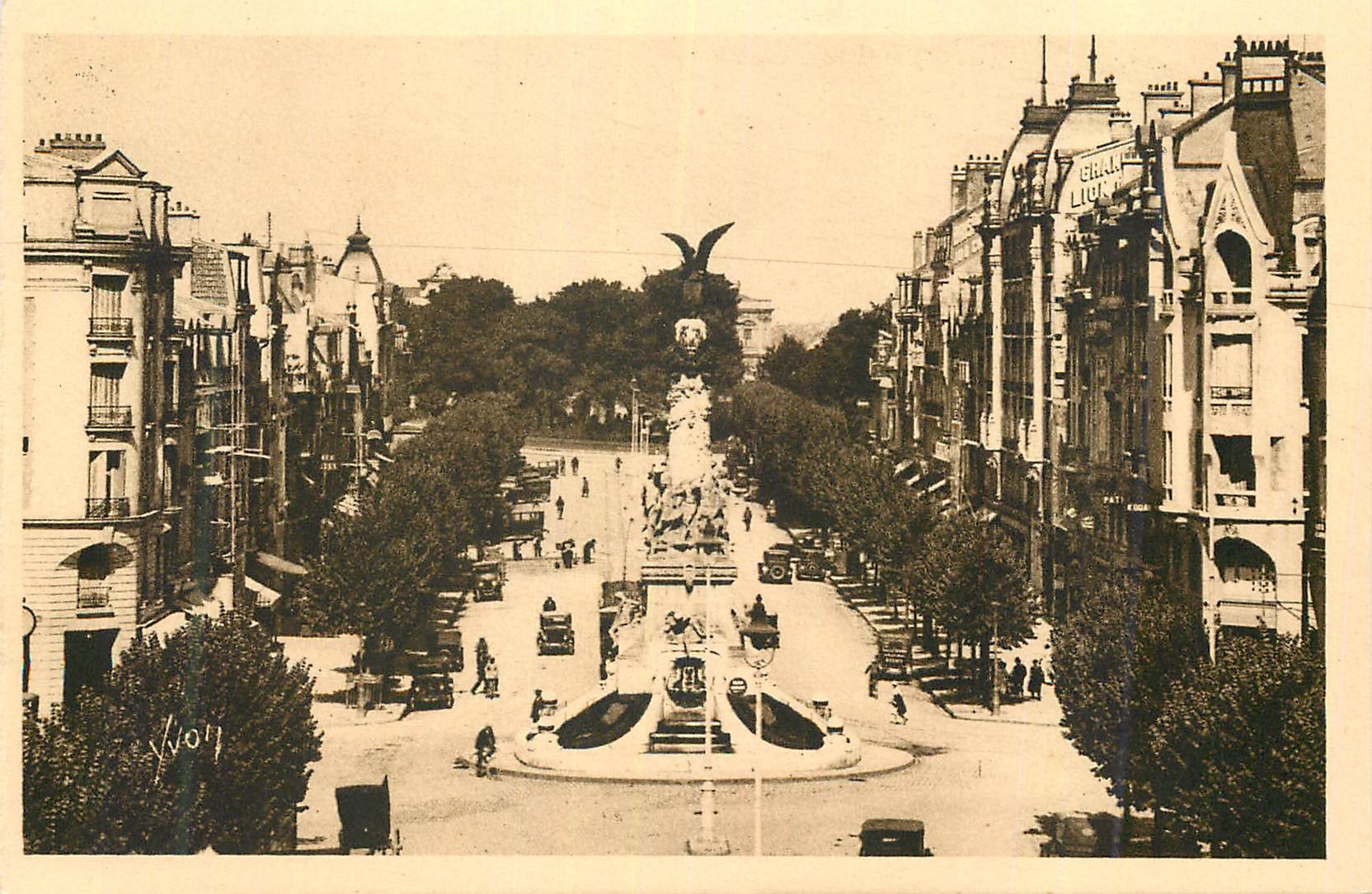 CPA La Douce France Reims (Marne) La Fontaine Sube et Place Drouet d'Erlon