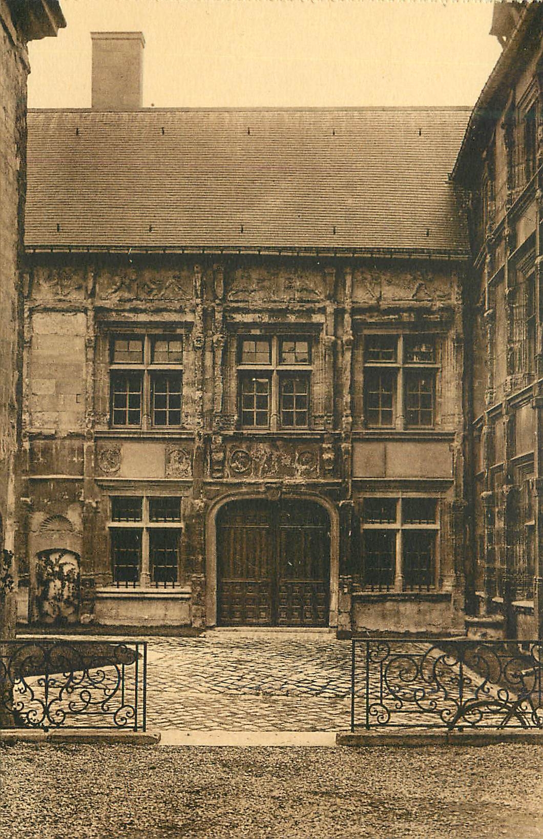Reims — Hôtel Le Vergeur — Façades Renaissance sur la grande cour — Phototypie J. Bienaimé, Reims