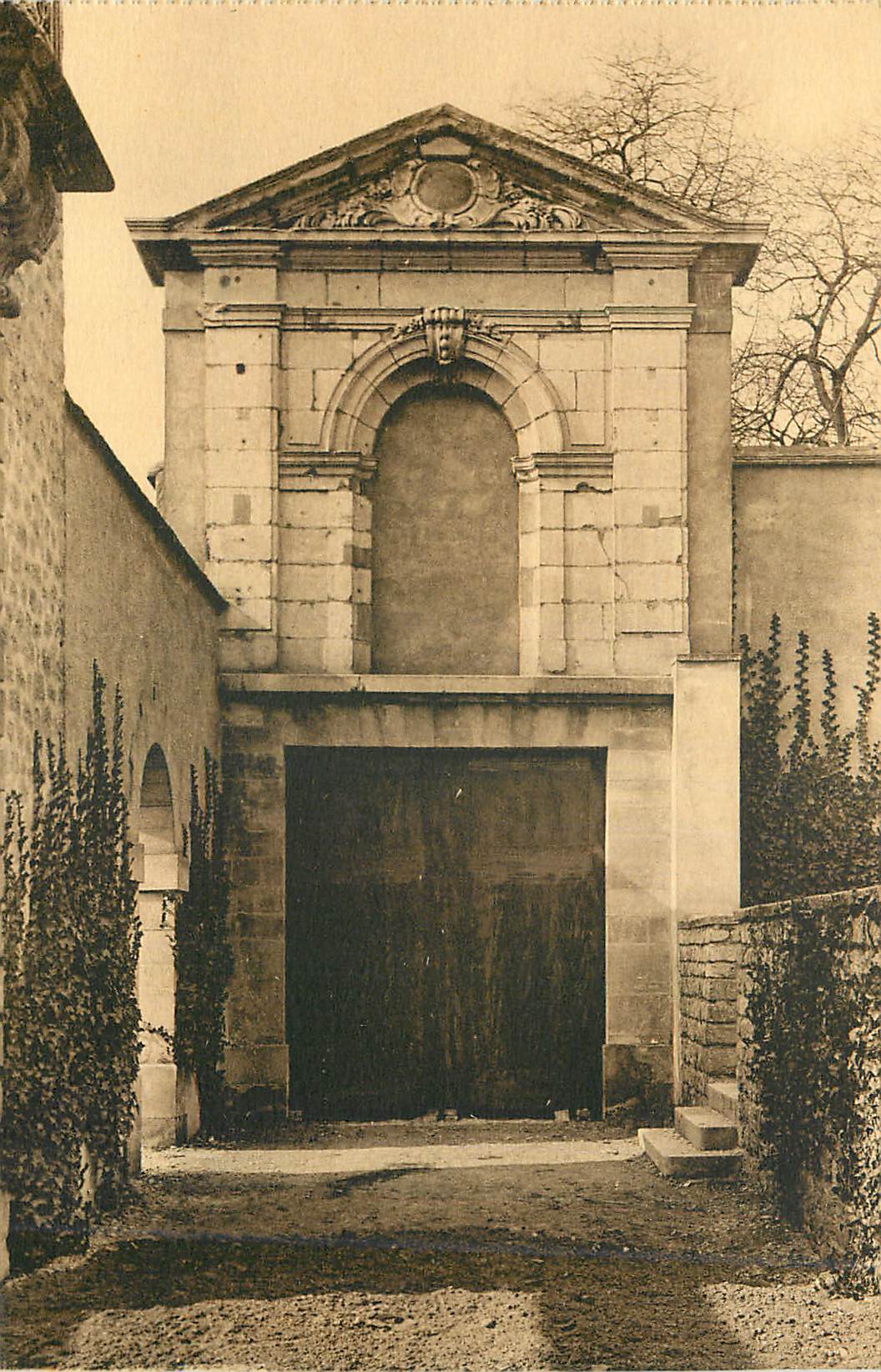 CPA Reims Hotel le Vergeur Portail de l'Ancien Hopital Saint Marcoul