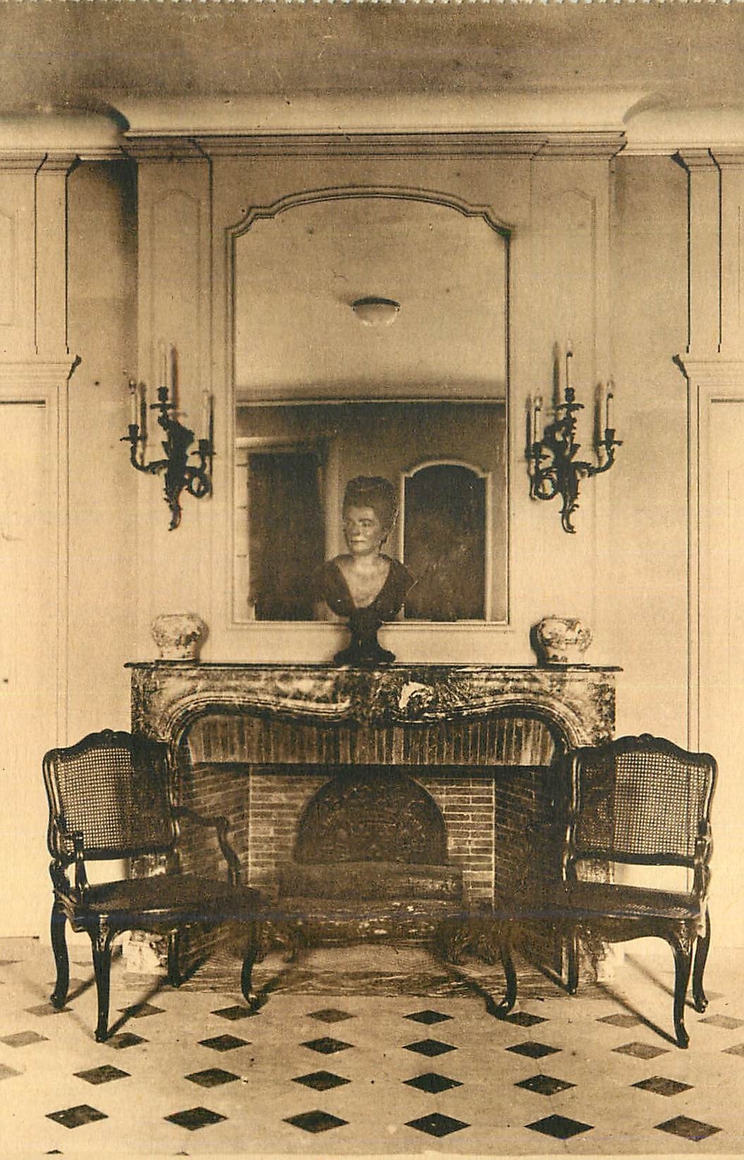 Reims - Salle du Conseil - Bibliothèque - Buste polychrome, portrait de Mme Vanin-Godinot — Phototype J. Bienaime, Reims