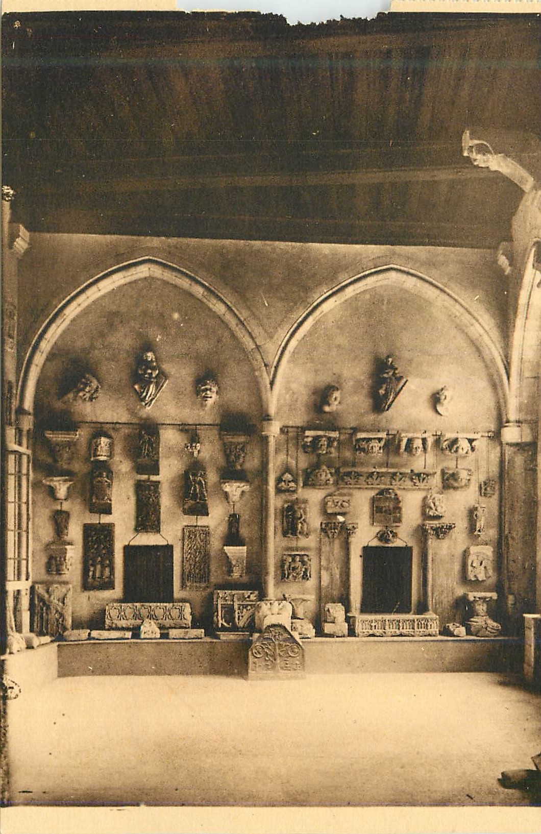 CPA Reims Hotel le Vergeur Salle Gothique Pierres et Moulages du Moyen Age