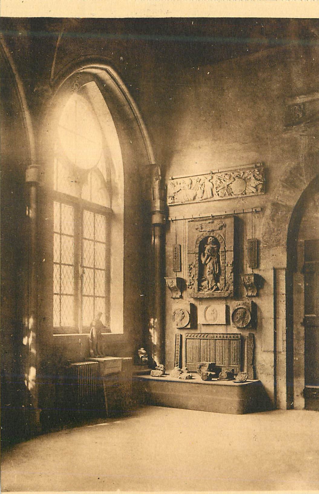 CPA Reims Hotel le Vergeur Salle Gothique Pierres Bois et Moulages des XvIe et XVIIe Siecles