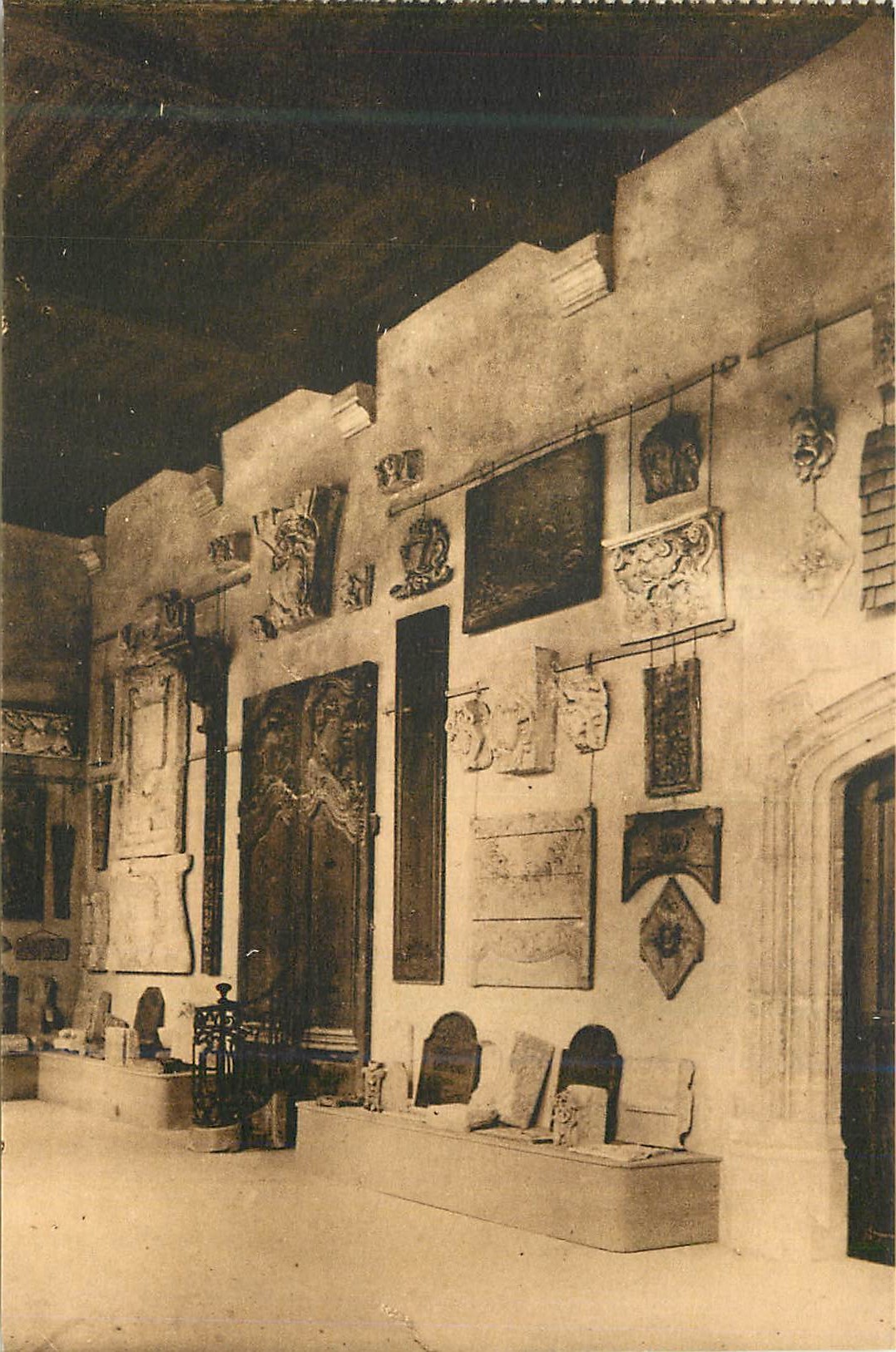 CPA Reims Hotel le Vergeur Salle Gothique Bois Pierres Moulages etc des XVIe XVIIe et XVIIIe Siecles
