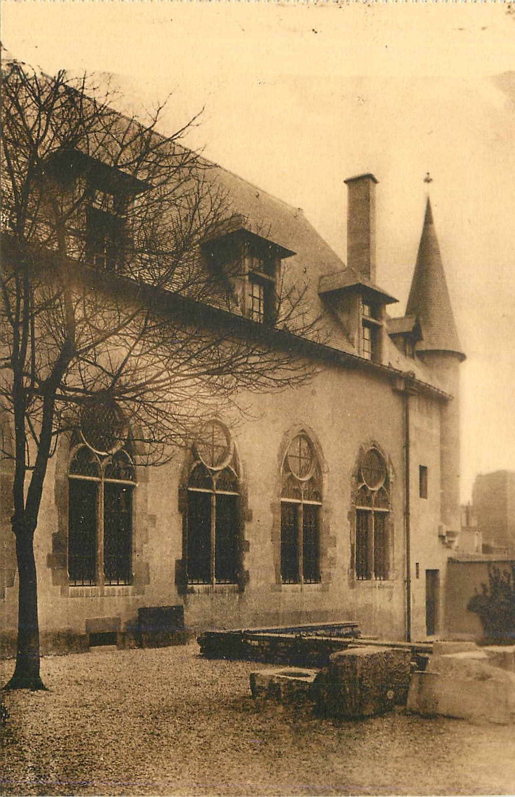 Reims - Hôtel Le Vergeur — Façade de la salle gothique sur le jardin en creux — Phototypie J. Bienaimé, Reims