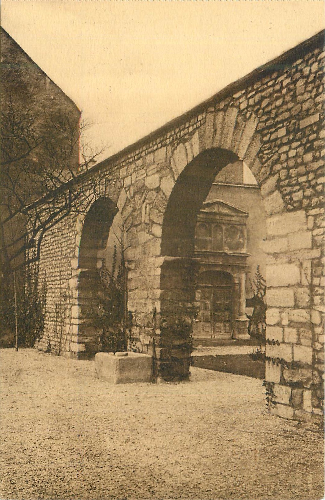 CPA Reims Hotel le Vergeur Arcades Romaines de L'Ancienne Eglise de la Commanderie du temple et Petit Portail lateral de