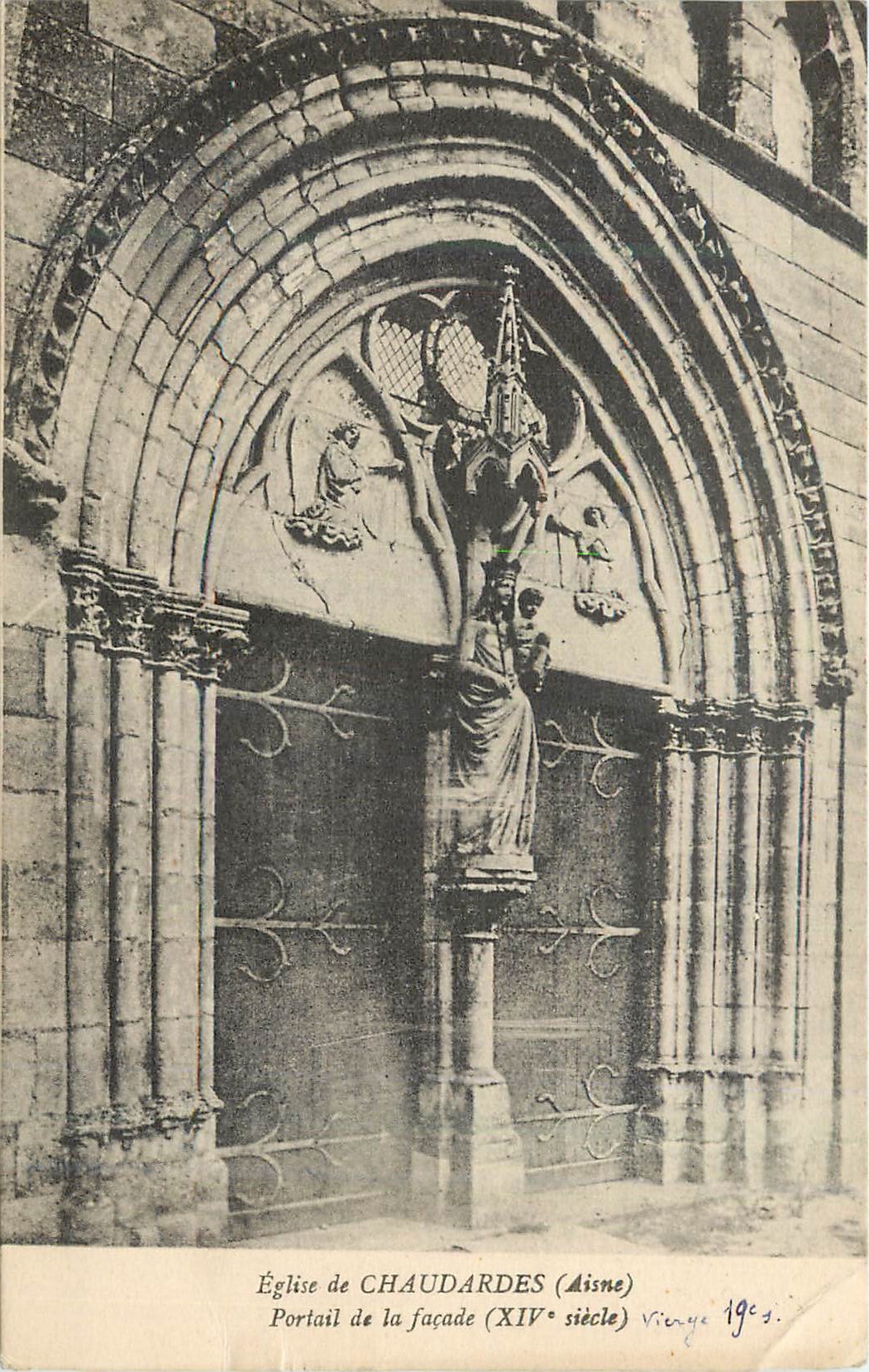 Église de CHAUDARDES (Aisne) — Portail de la façade (XIVe siècle) — Vierge 1904