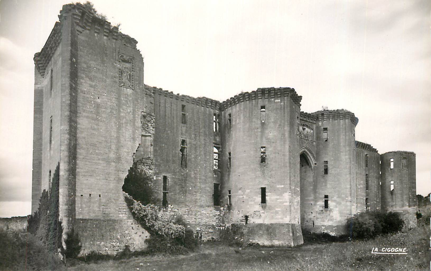 CPM la Ferte Milon (Aisne) Ruines du Chateau Demantele par Henri IV en 1594