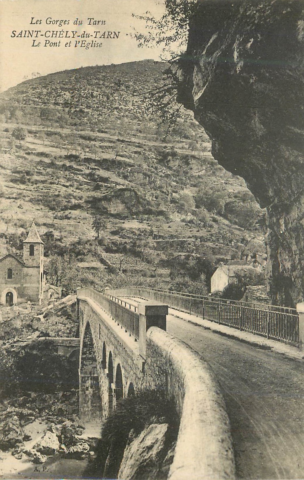Les Gorges du Tarn — Saint-Chély-du-Tarn — Le Pont et l'Église — A.P.