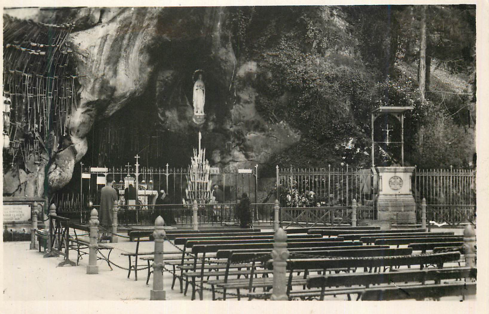 CPM Lourdes la Grotte Miraculeuse