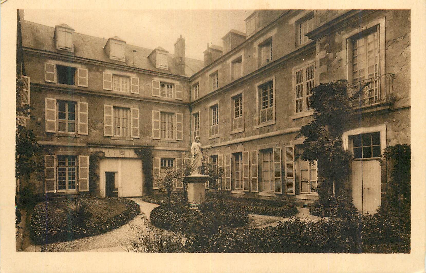Cour intérieure de la Maison des Ss-Cœurs et de l'Adoration à Poitiers — éditeur inconnu, n° de série non visible
