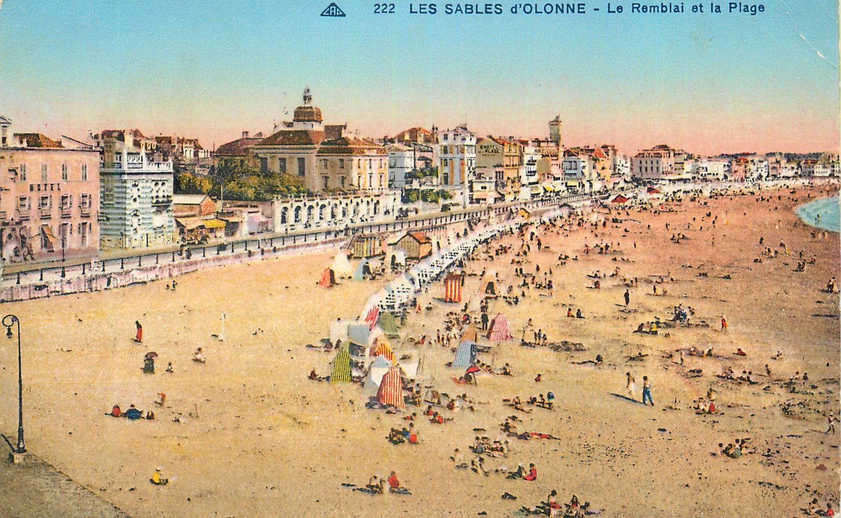 CPA les Sables d'Olonne le Remblai et la Plage