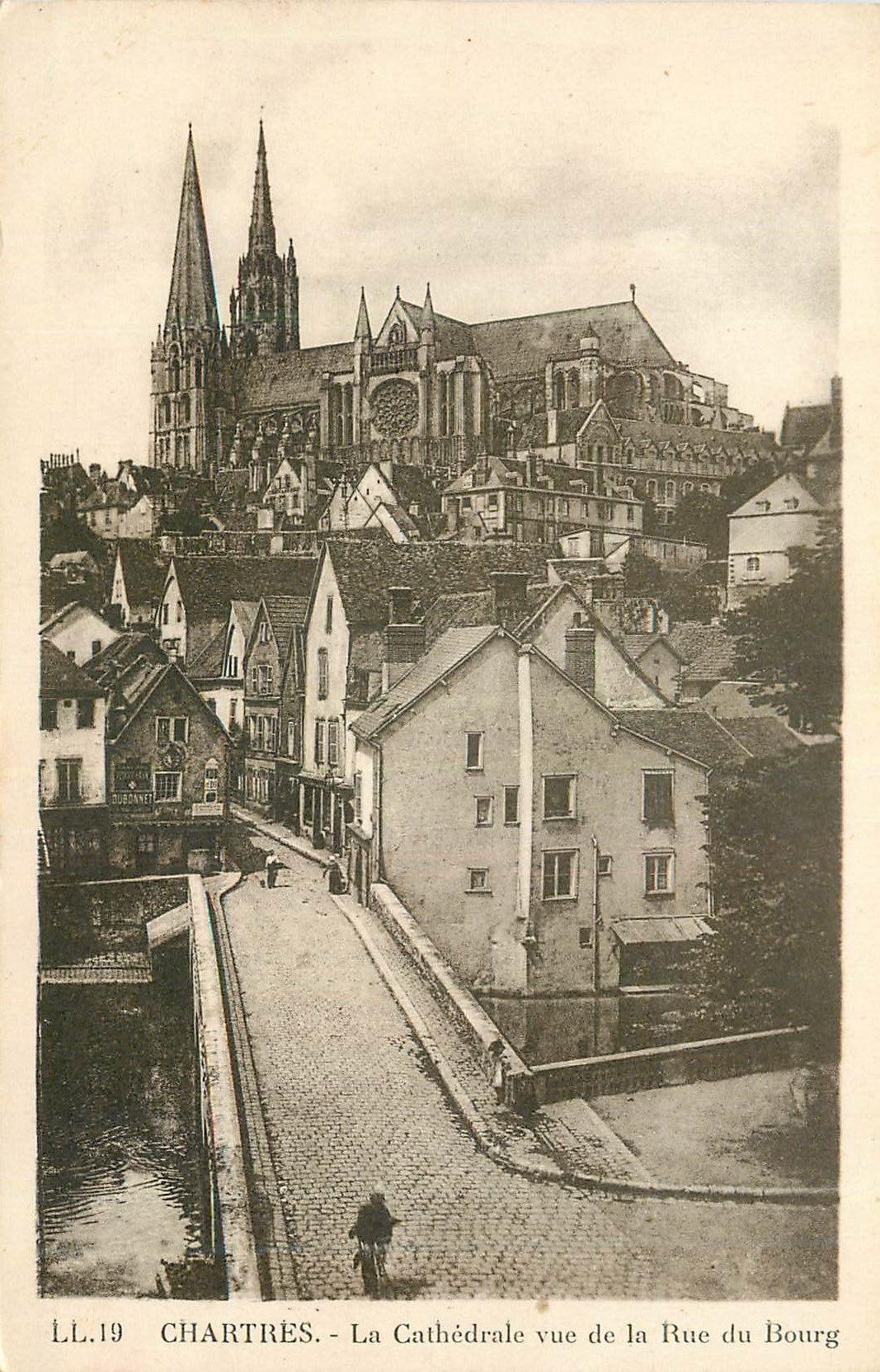 Chartres - Die Kathedrale aus der Rue du Bourg gesehen — CIÉ DES ARTS PHOTOMÉCANIQUES