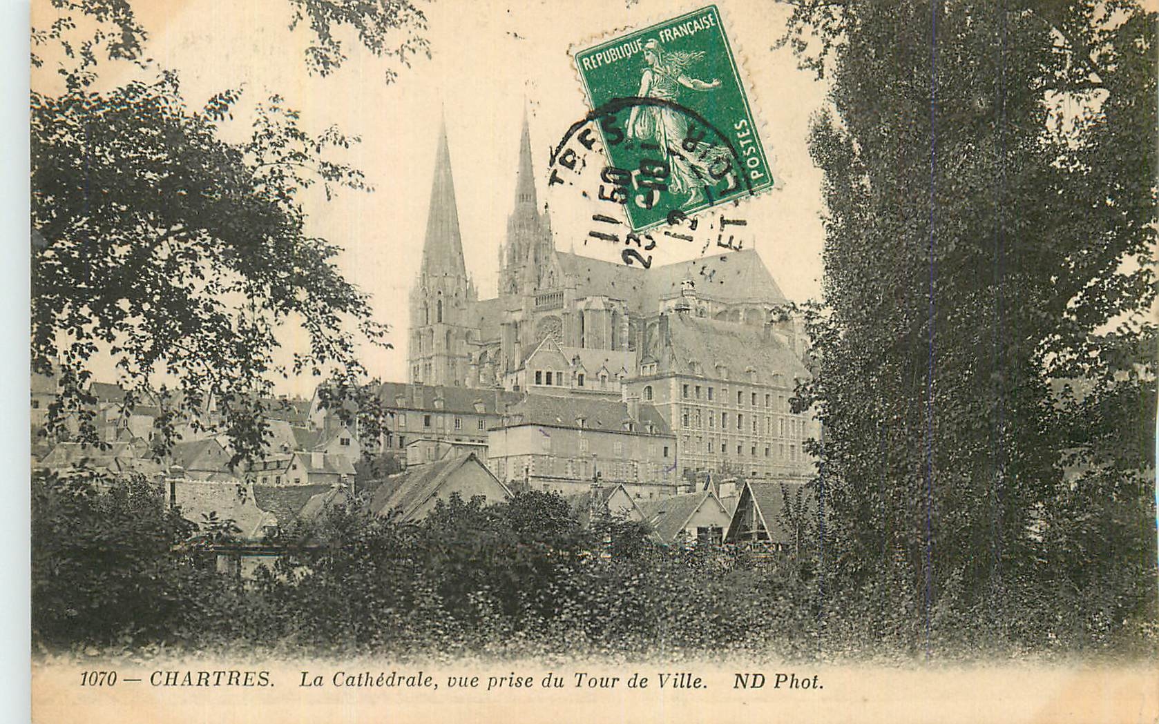 CPA Chartres la Cathedrale vue prise du Tour de Ville