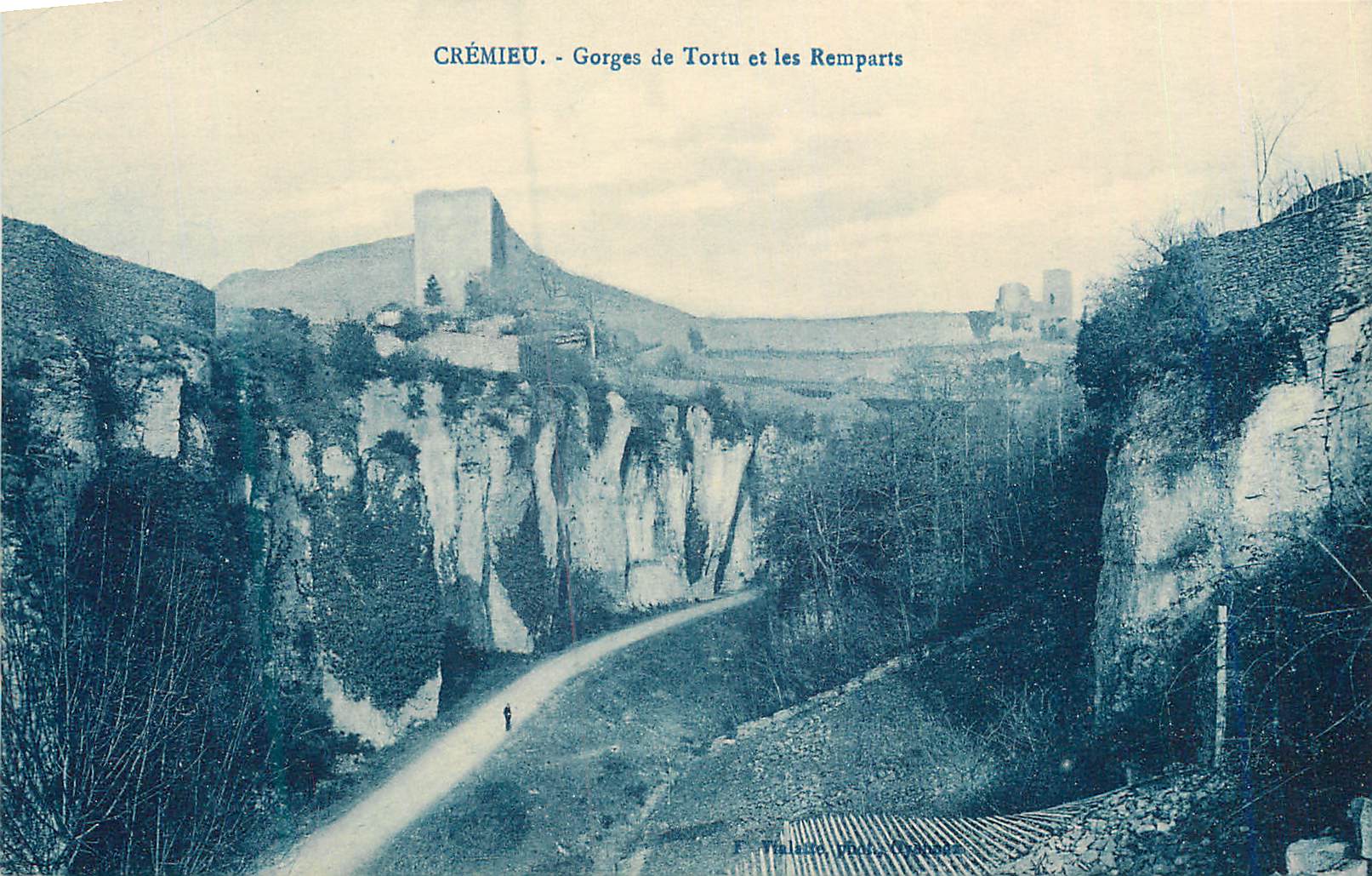 CPA Cremieu Gorges de Tortu et les Remparts