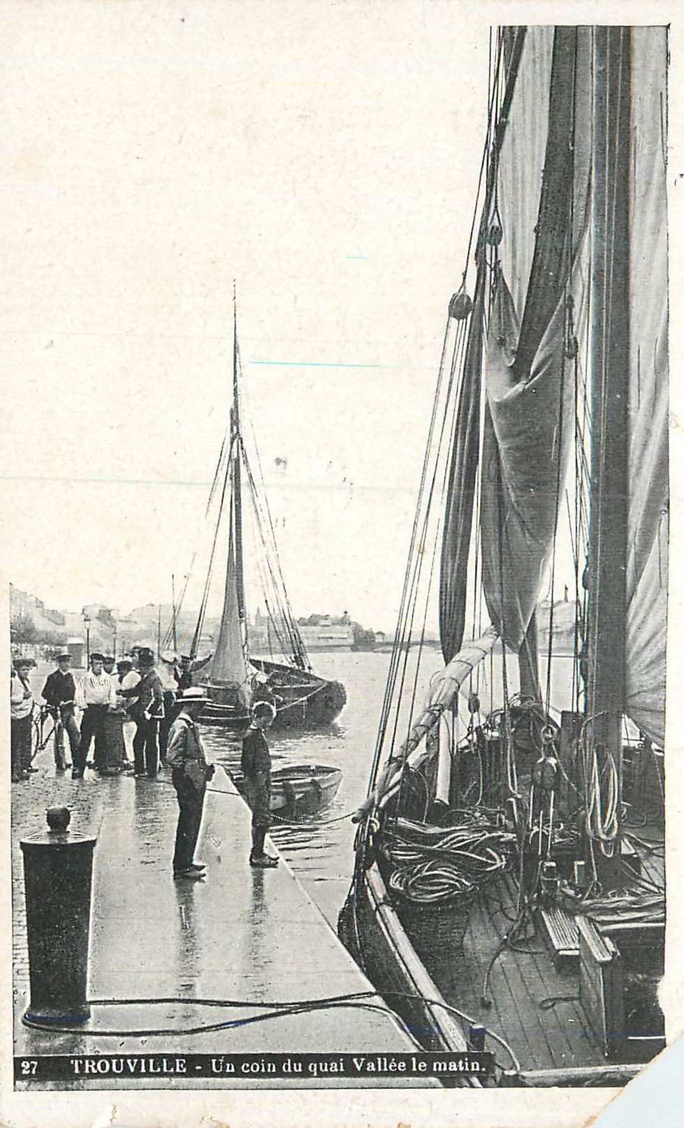 CPA Trouville un Coin du Quai Vallee Le Matin Bateaux de peche