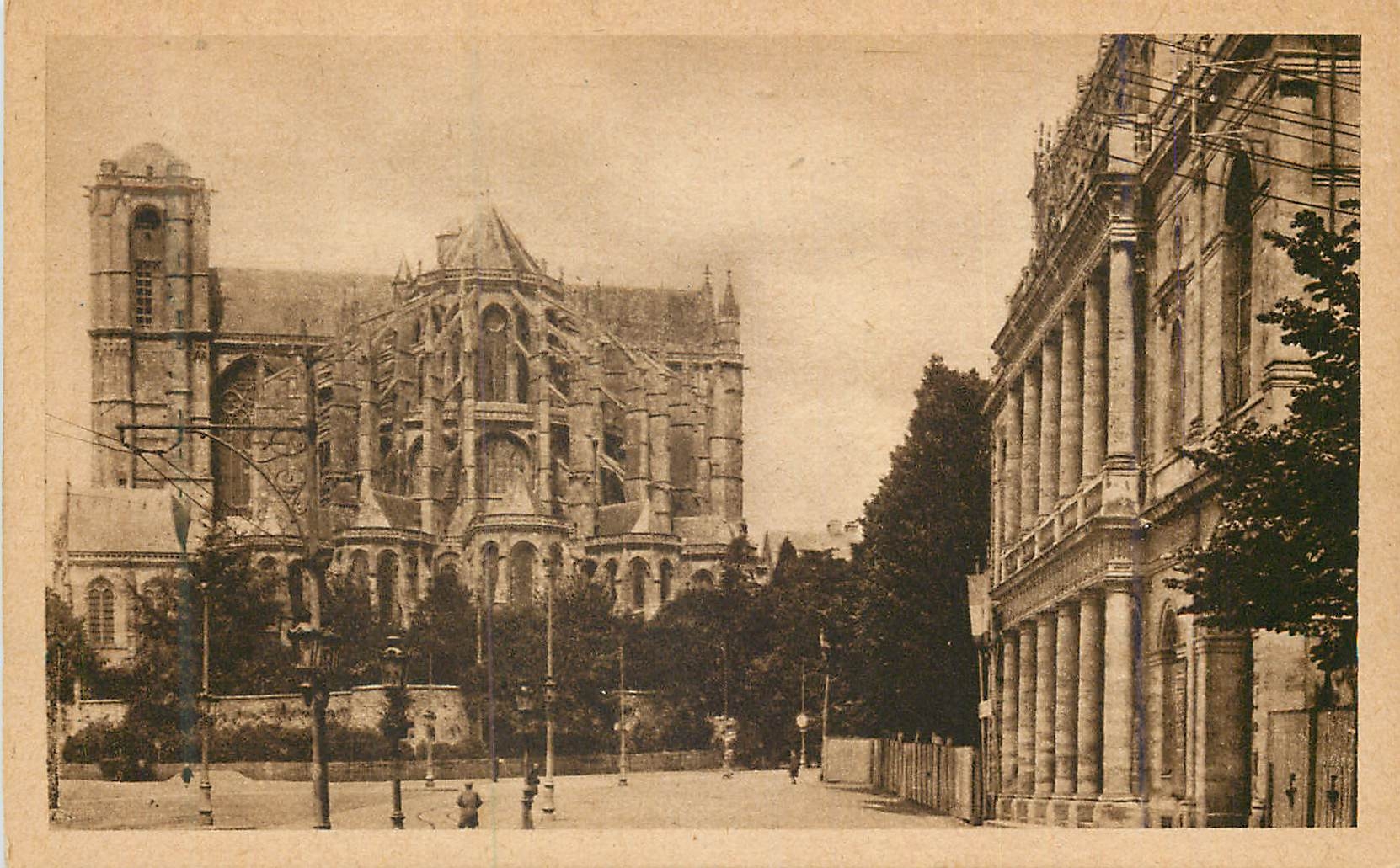 CPA le Mans le Theatre et la Cathedrale