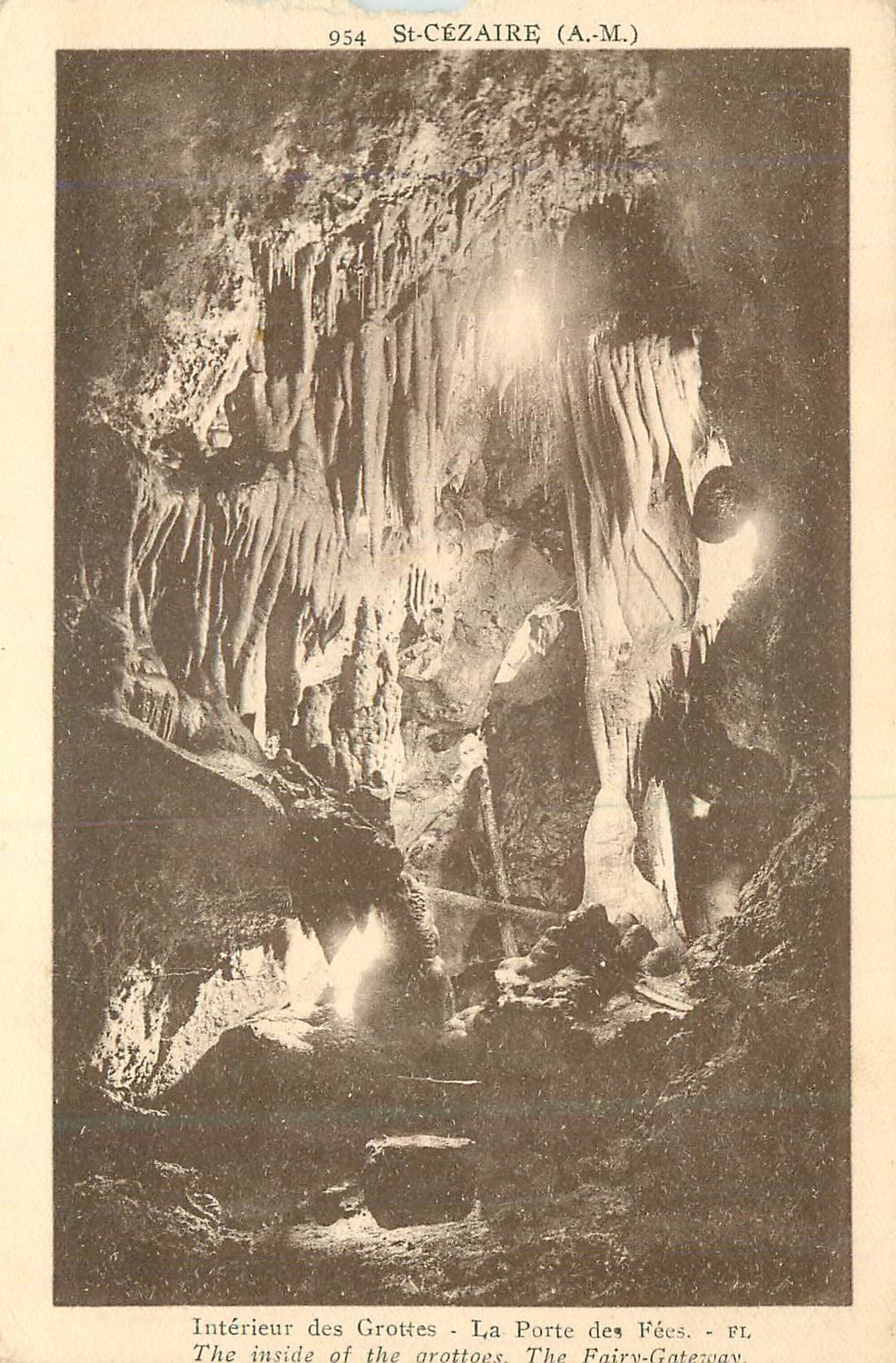 CPA St Cesaire (AM) Interieur des Grottes la Porte des Fees
