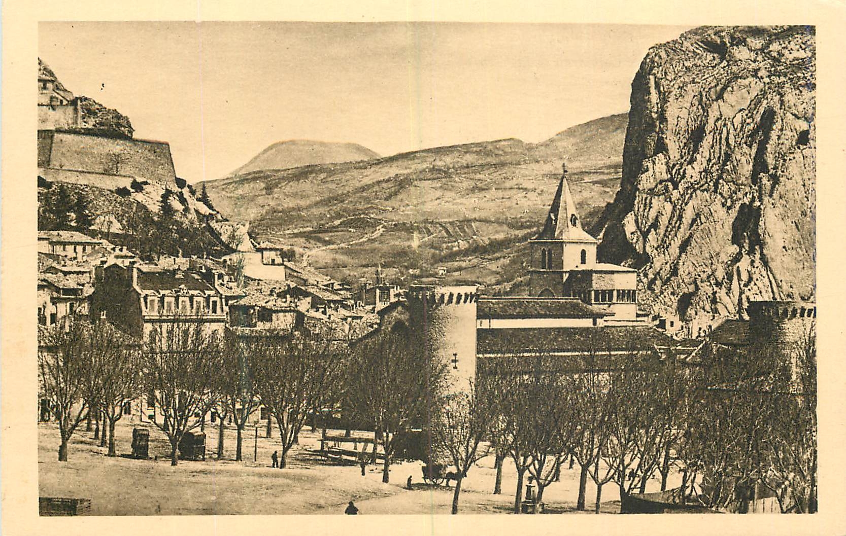 CPA les Alpes Pittoresques Sisteron la cathedrale les Tours le Rocher