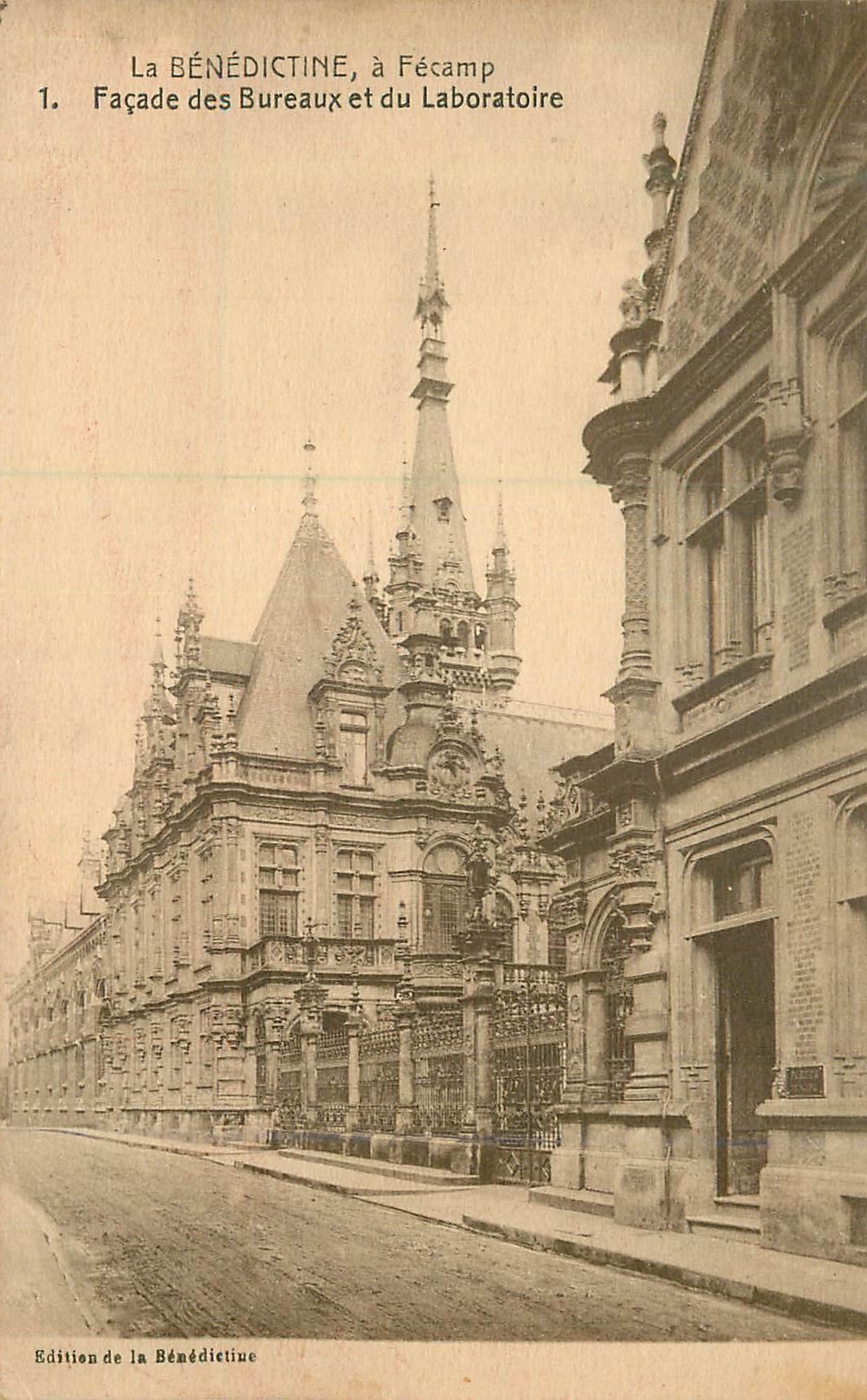 CPA la Benedictine a Fecamp Facade des Bureaux et du Laboratoire