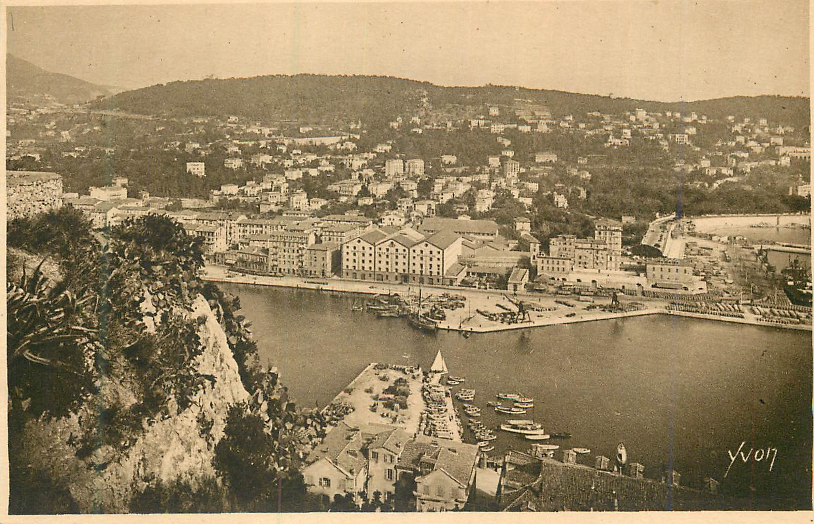 CPA Cote d'Azur Nice (Alpes Maritimes) Entree du Port vers le Mont Boron