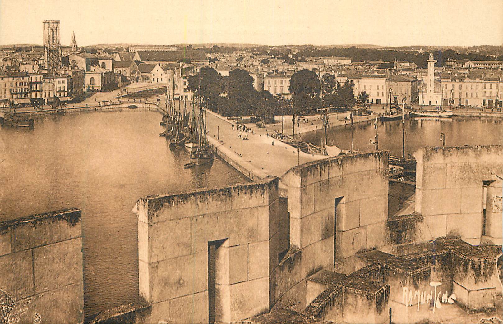 La Rochelle — Vue panoramique prise de la Tour Saint-Nicolas — Éditions artistiques Raymond Bergevin, n°757