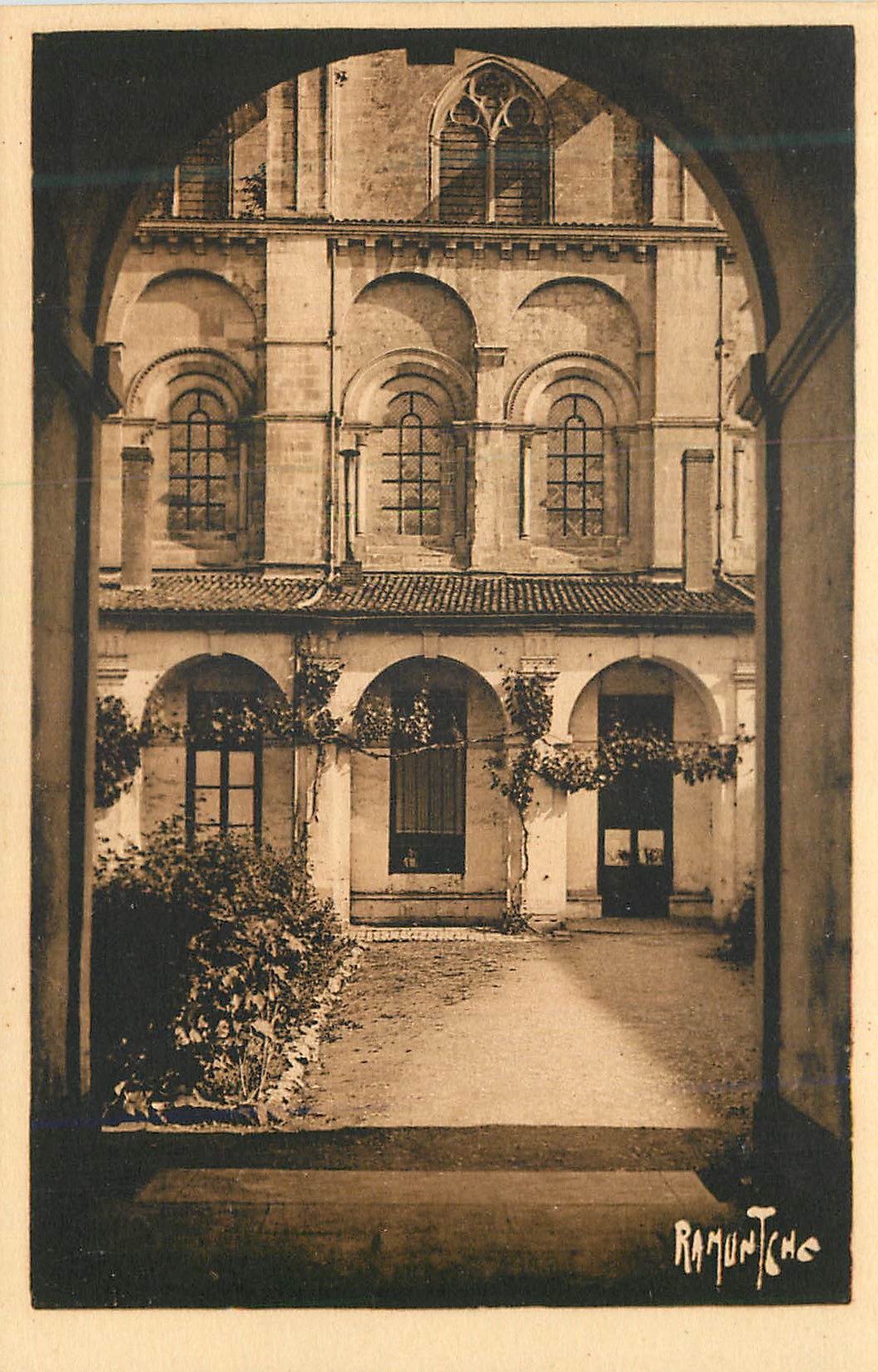 CPA Cloitre de l'Abbaye de Saint Maixent (Actuellement Caserne Canclaux)
