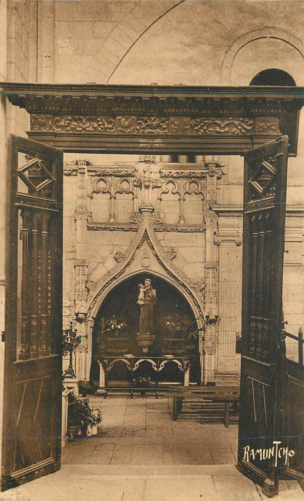 CPA Eglise de Saint Maixent (Deux Sevres) Boiseries du Choeur de la Renaissance