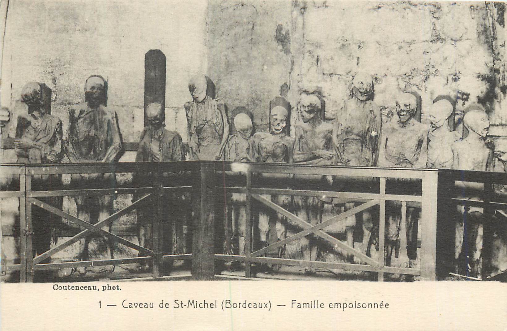 CPA Caveau de St Michel (Bordeaux) Famille Empoisonnee