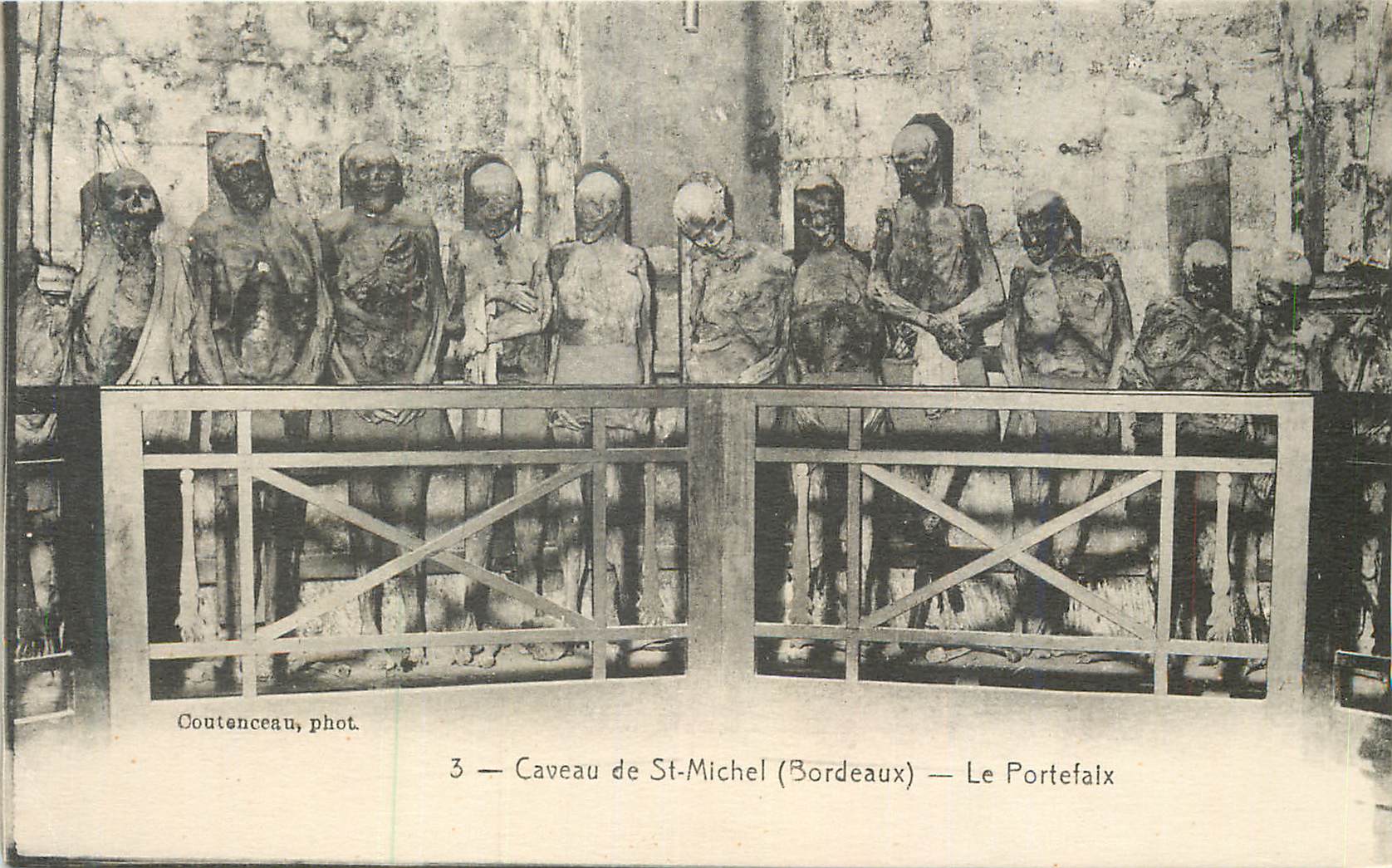 CPA Caveau de St Michel (Bordeaux) le Portefaix
