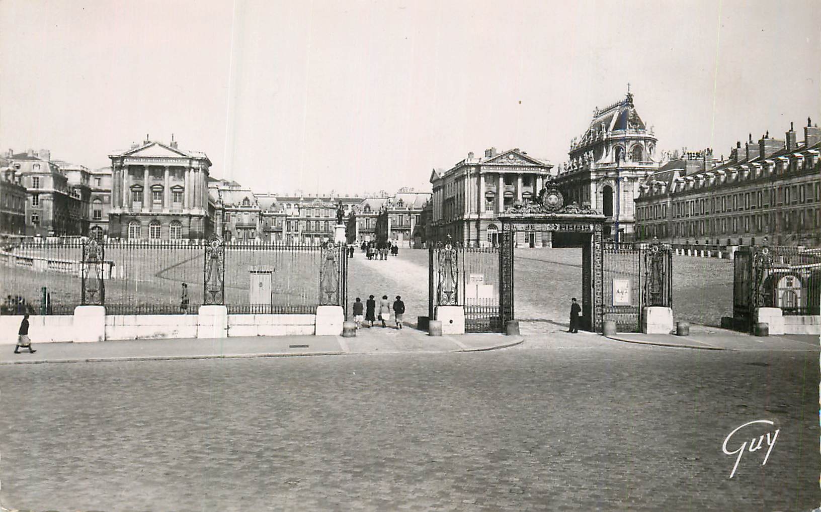 CPM Versailles et ses Merveilles le Chateau les Grilles la Cour des Ministres et la Facade Principale