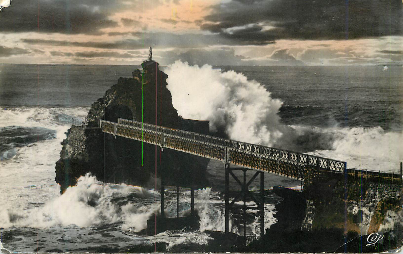 CPM Biarritz la Tempete au Rocher de la Vierge