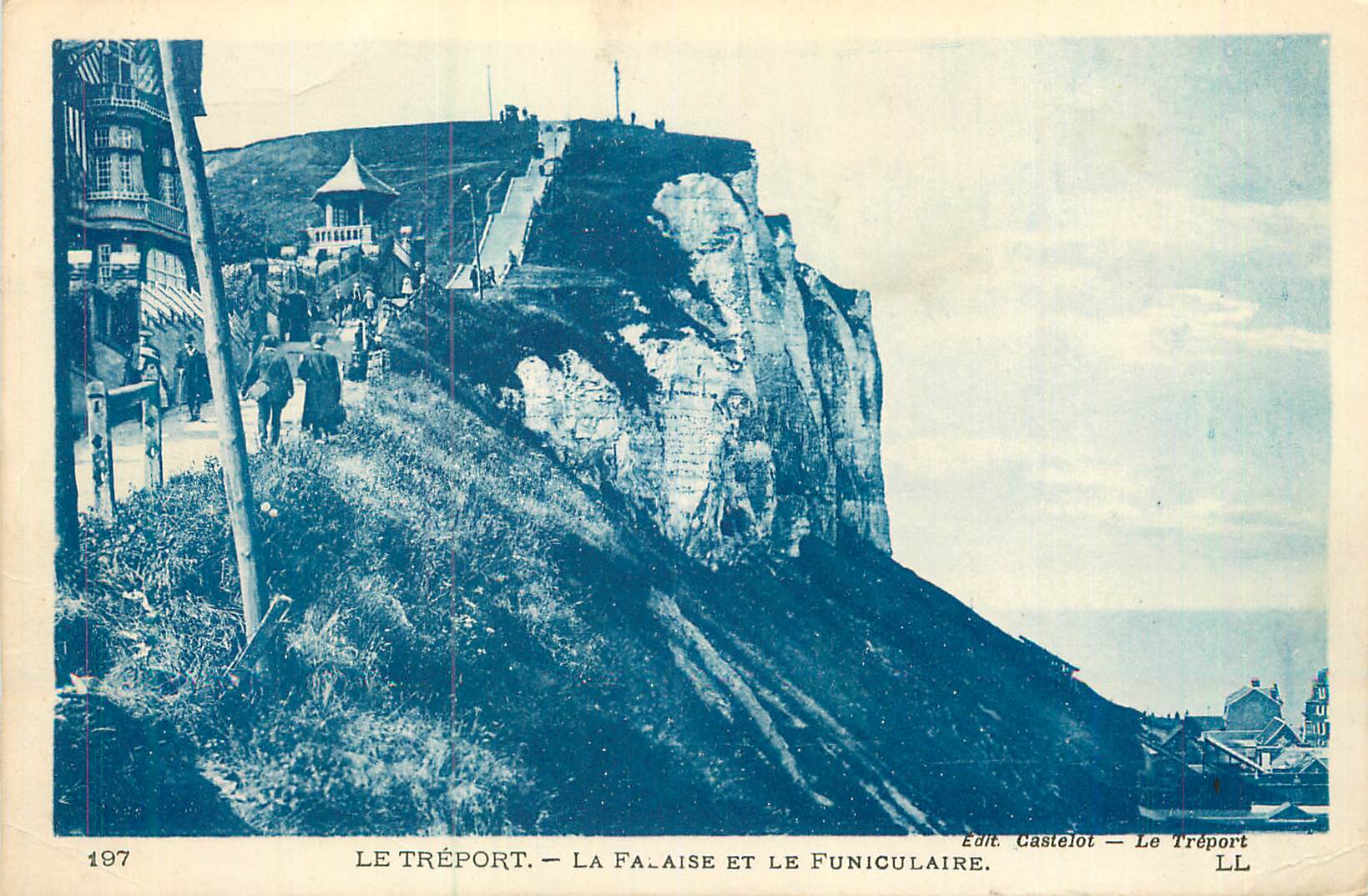 CPA le Treport la Falaise et le Funiculaire