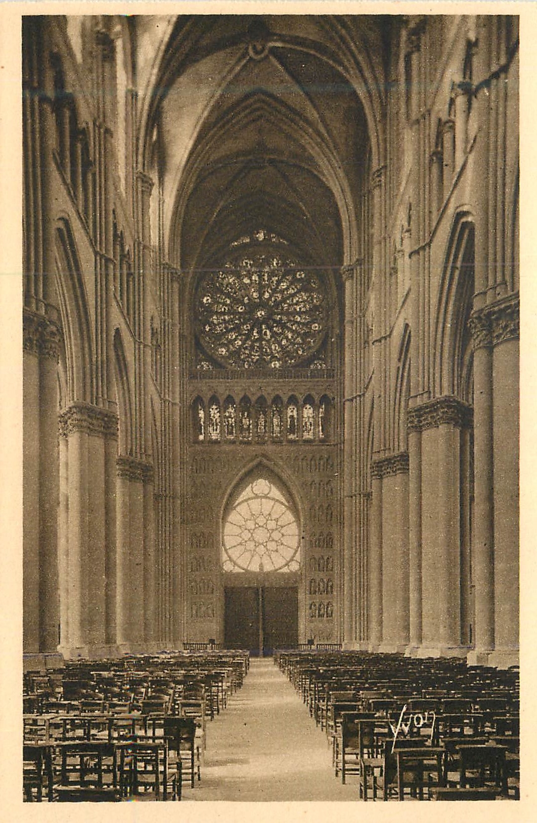 CPA Reims (Marne) la Cathedrale la Nef et la Rosace