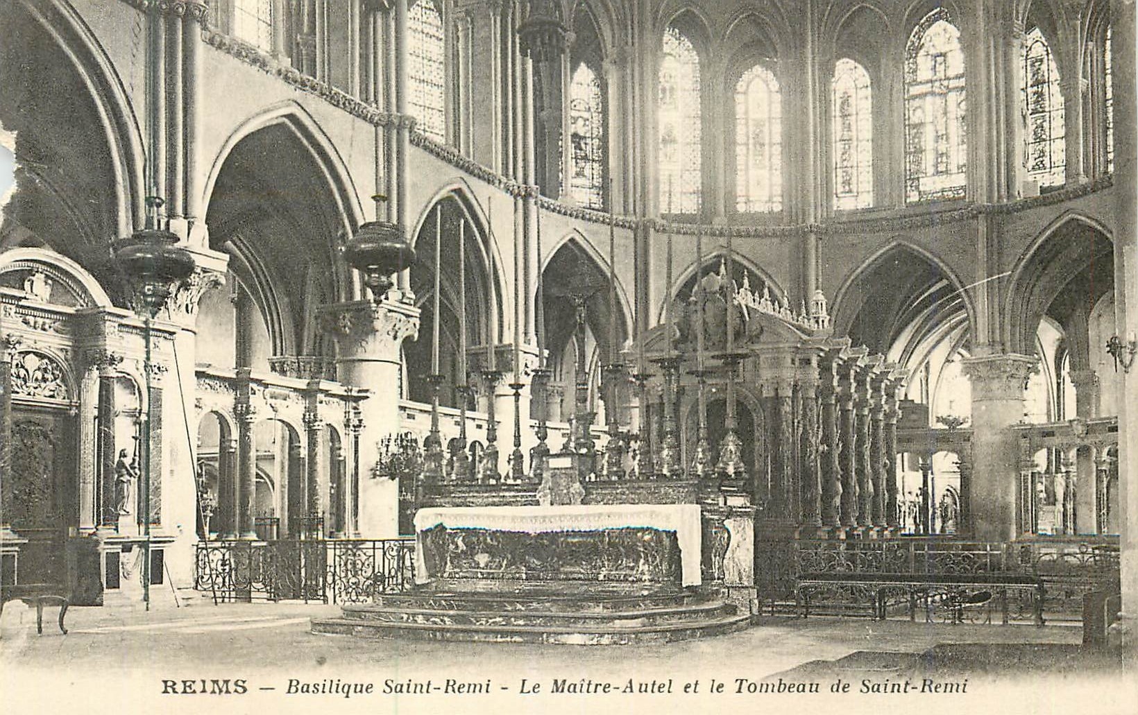 CPA Reims Basilique Saint Remi le Maitre Autel et le Tombeau de Saint Remi