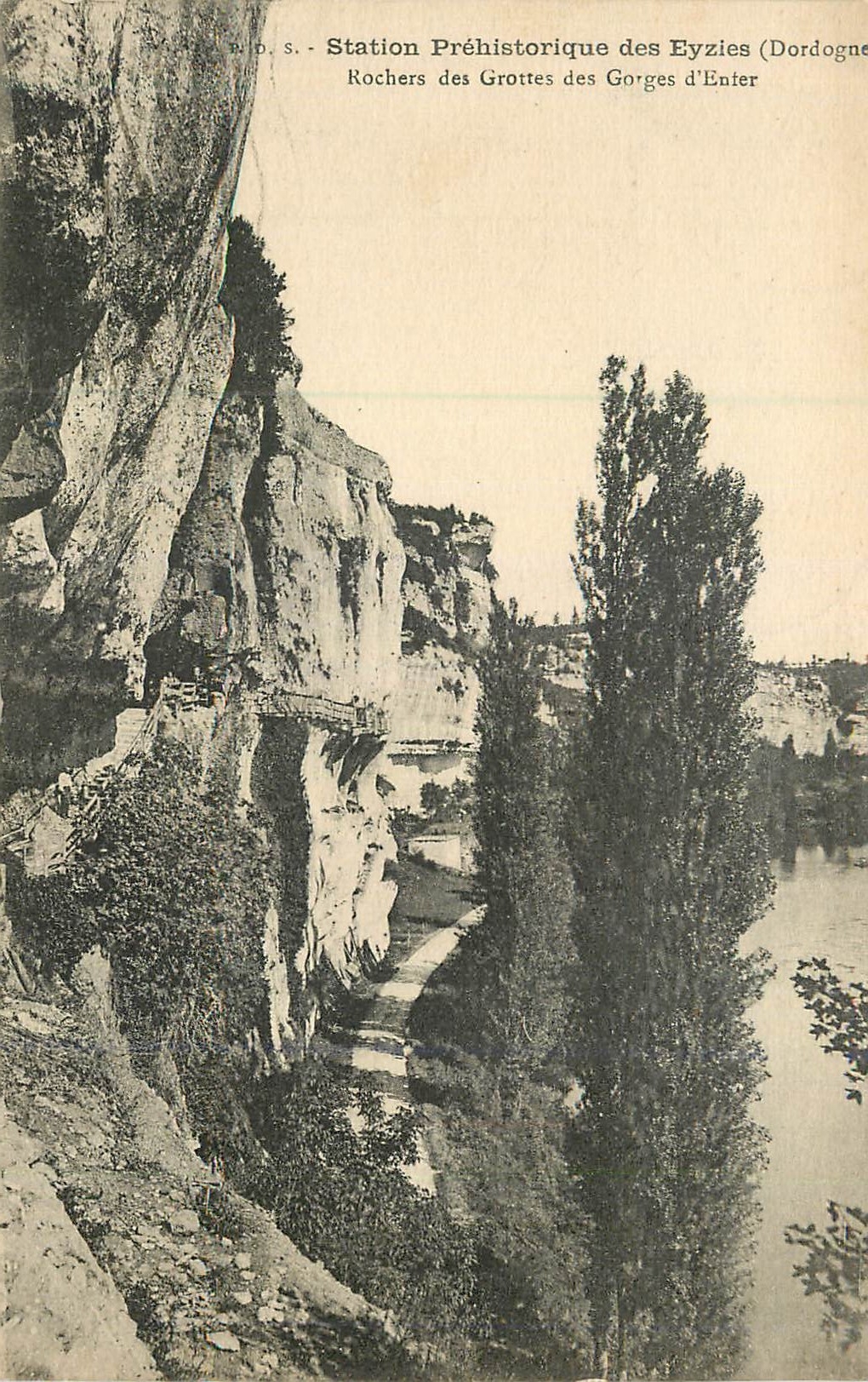 Station Préhistorique des Eyzies (Dordogne) — Rochers des Grottes des Gorges d'Enter — R.B.D.S.